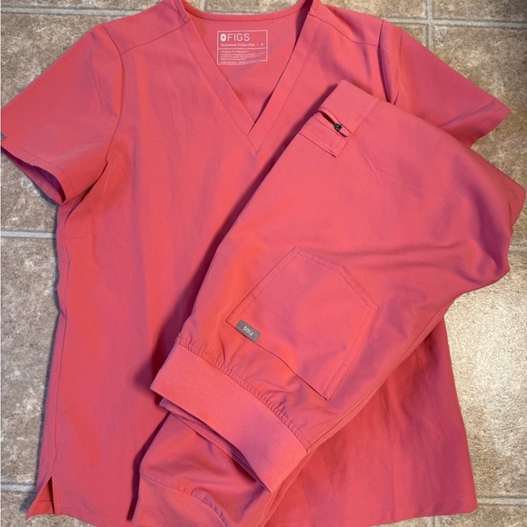 Figs Tops - Coral Figs Scrub Set